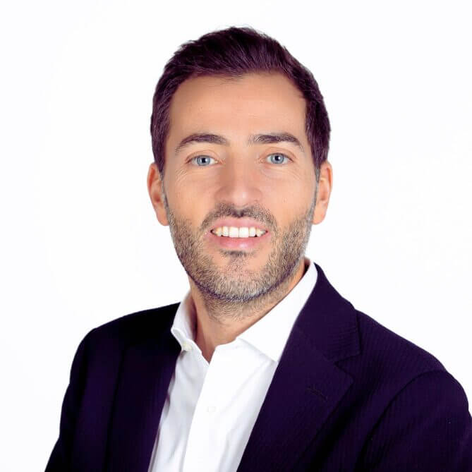 Immagine che contiene Viso umano, persona, vestiti, MentoIl contenuto generato dall'IA potrebbe non essere corretto.