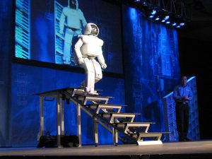 Il robot Asimo scende le scale