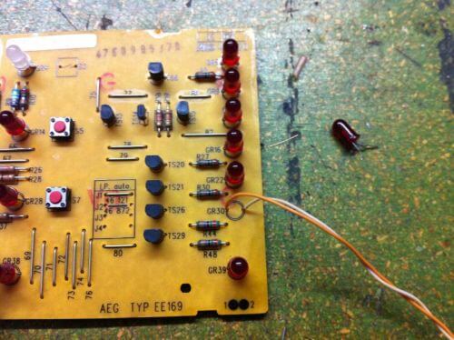 Led dissaldato e il filo (arancione-bianco) che porteremo alla scheda Arduino Uno attraverso una semplice “scheda”